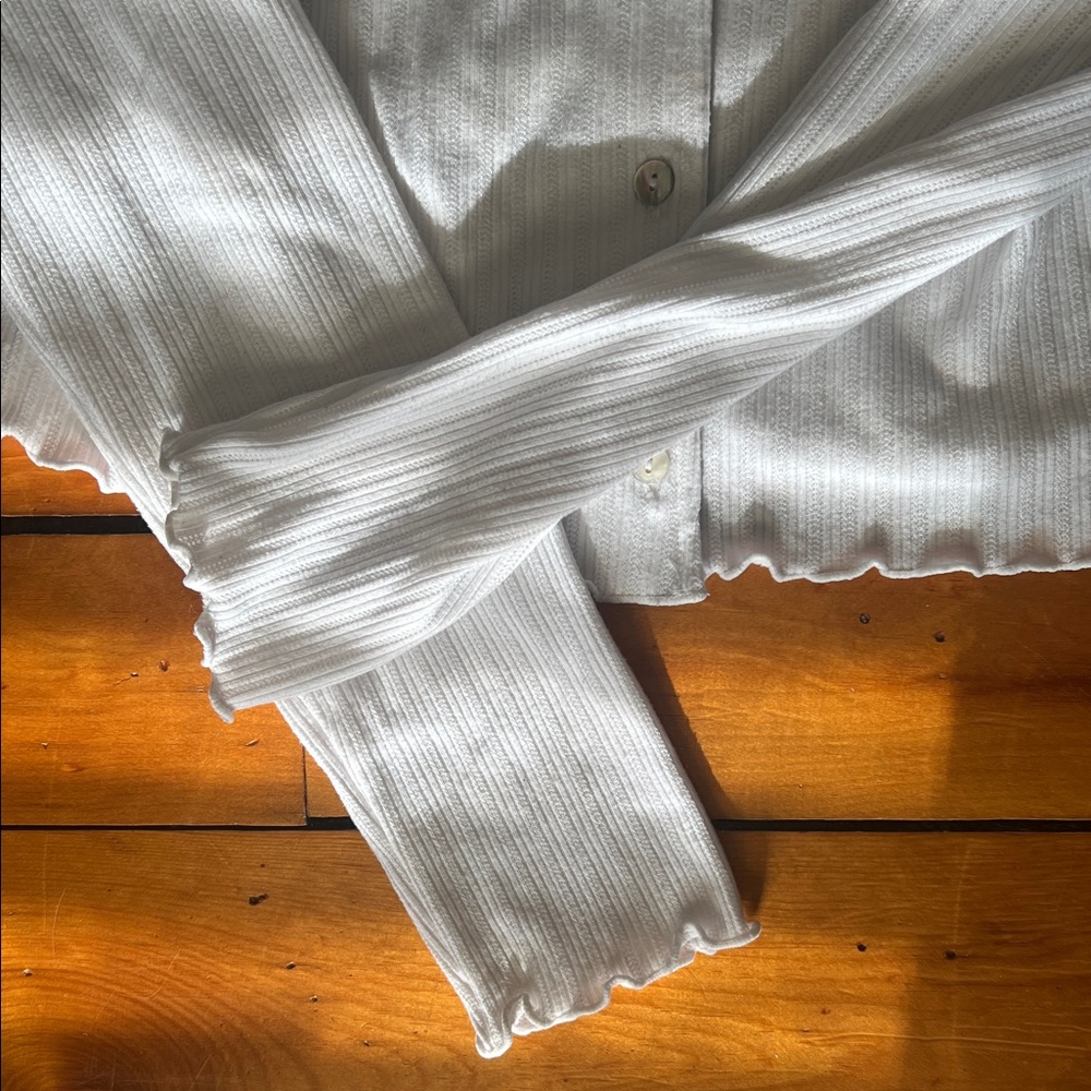 Oak & Fort Chic White Ruffled Cardigan - Picture 3 of 3